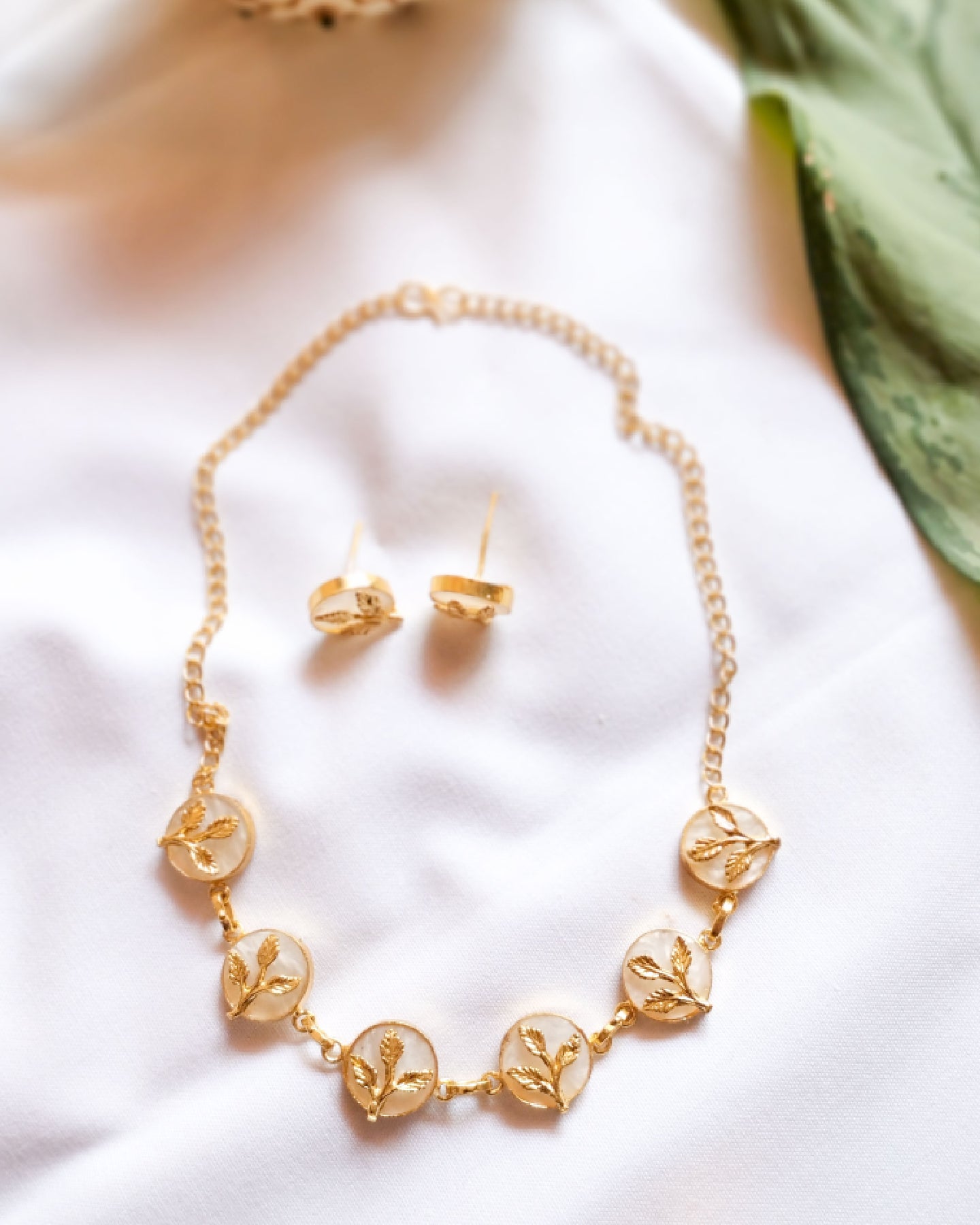 FLORAL CHOKER WITH EARRINGS