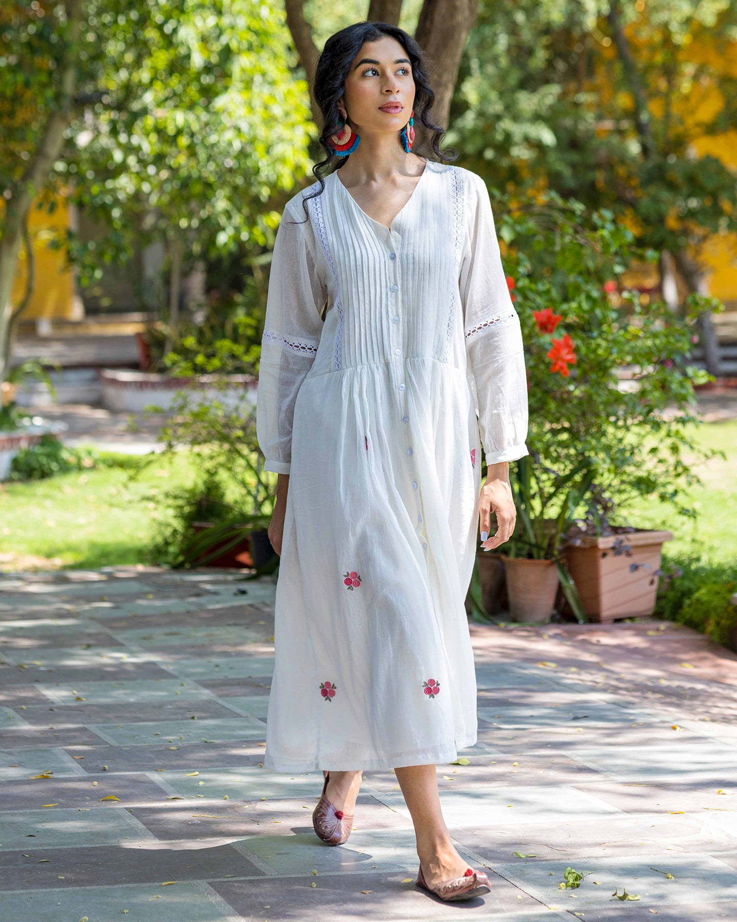 WHITE EMBROIDERED FLOWER BOHEMIAN MOTIF DRESS