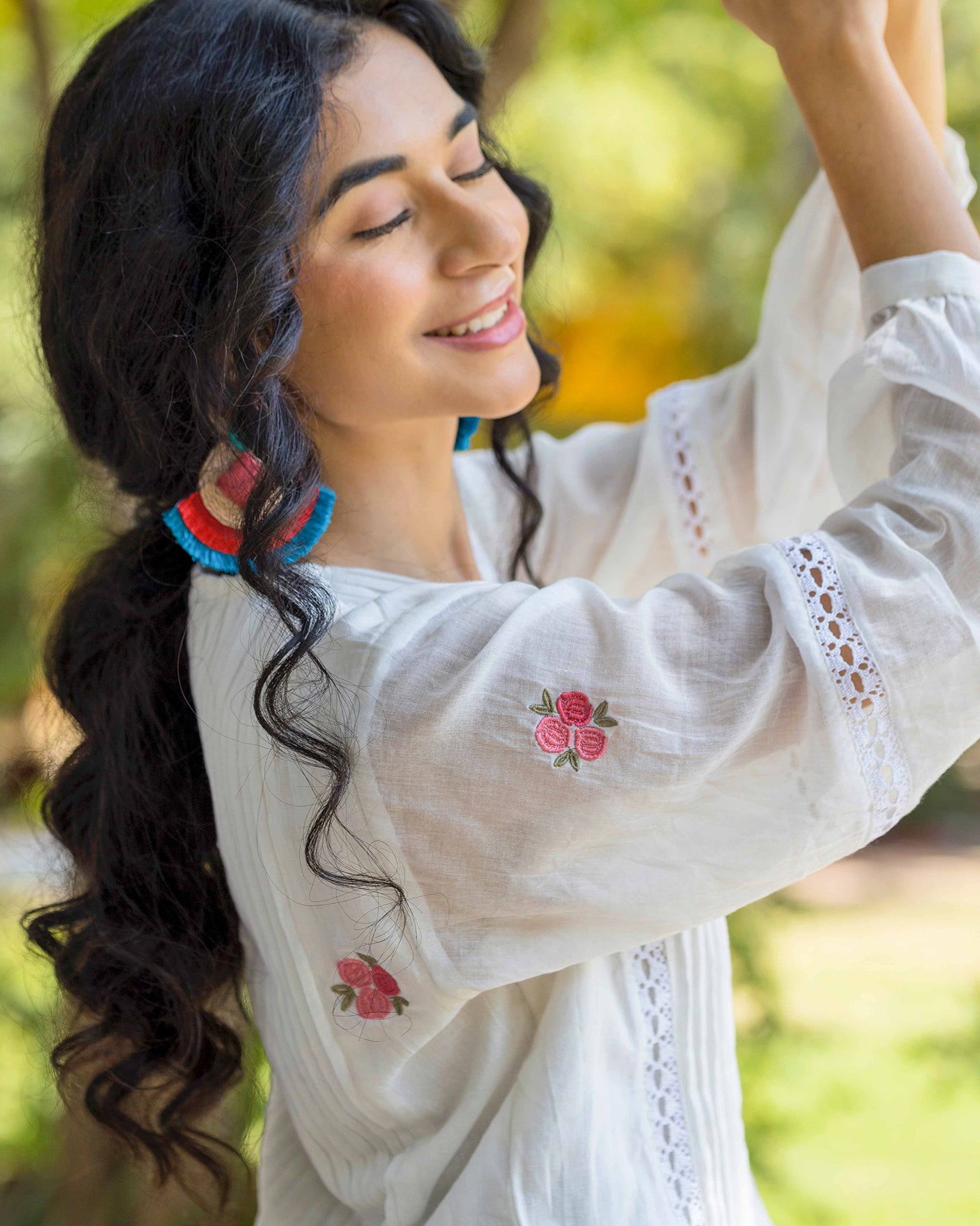 WHITE EMBROIDERED FLOWER BOHEMIAN MOTIF DRESS