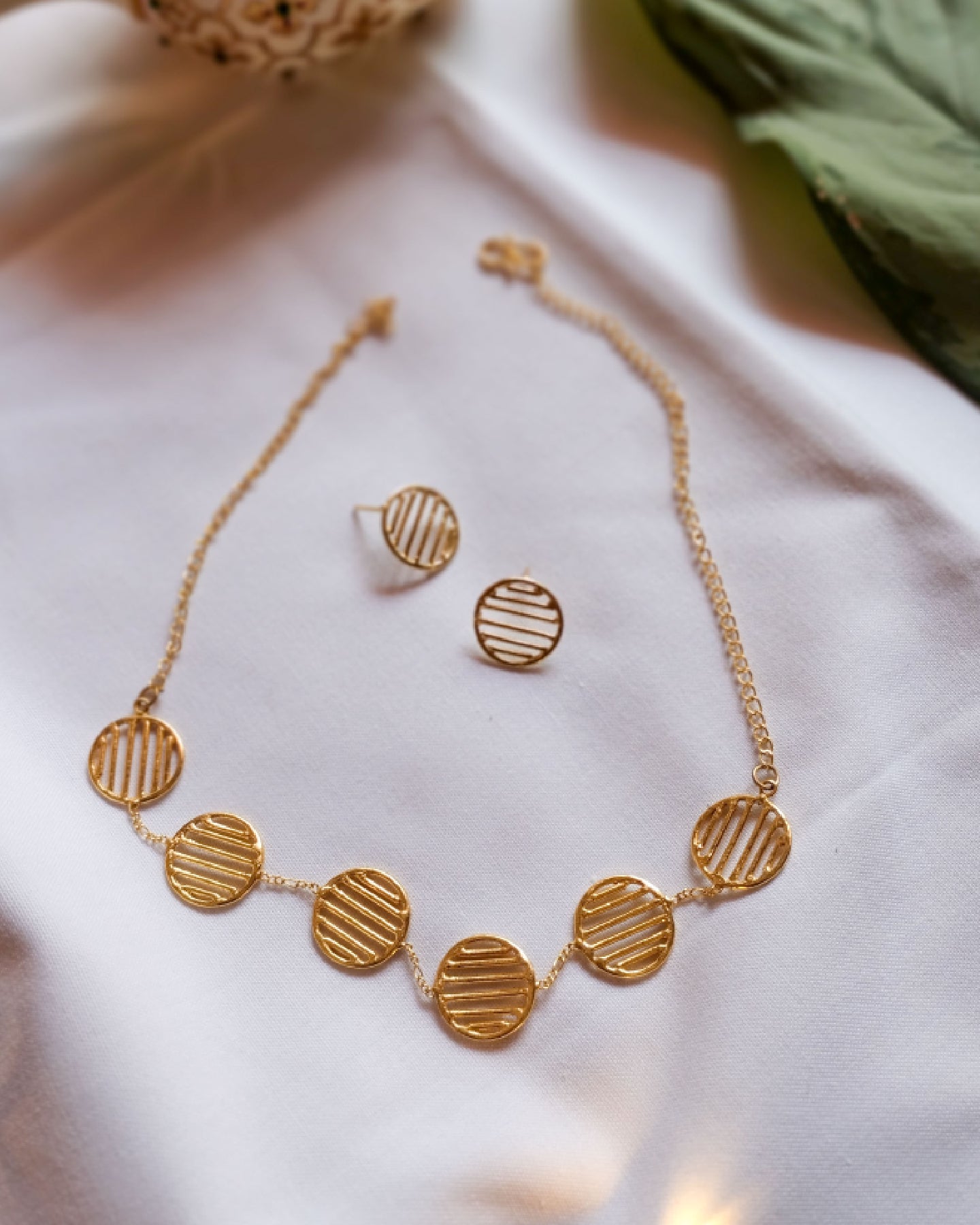 AROUND SHAPED NECKLACE SET